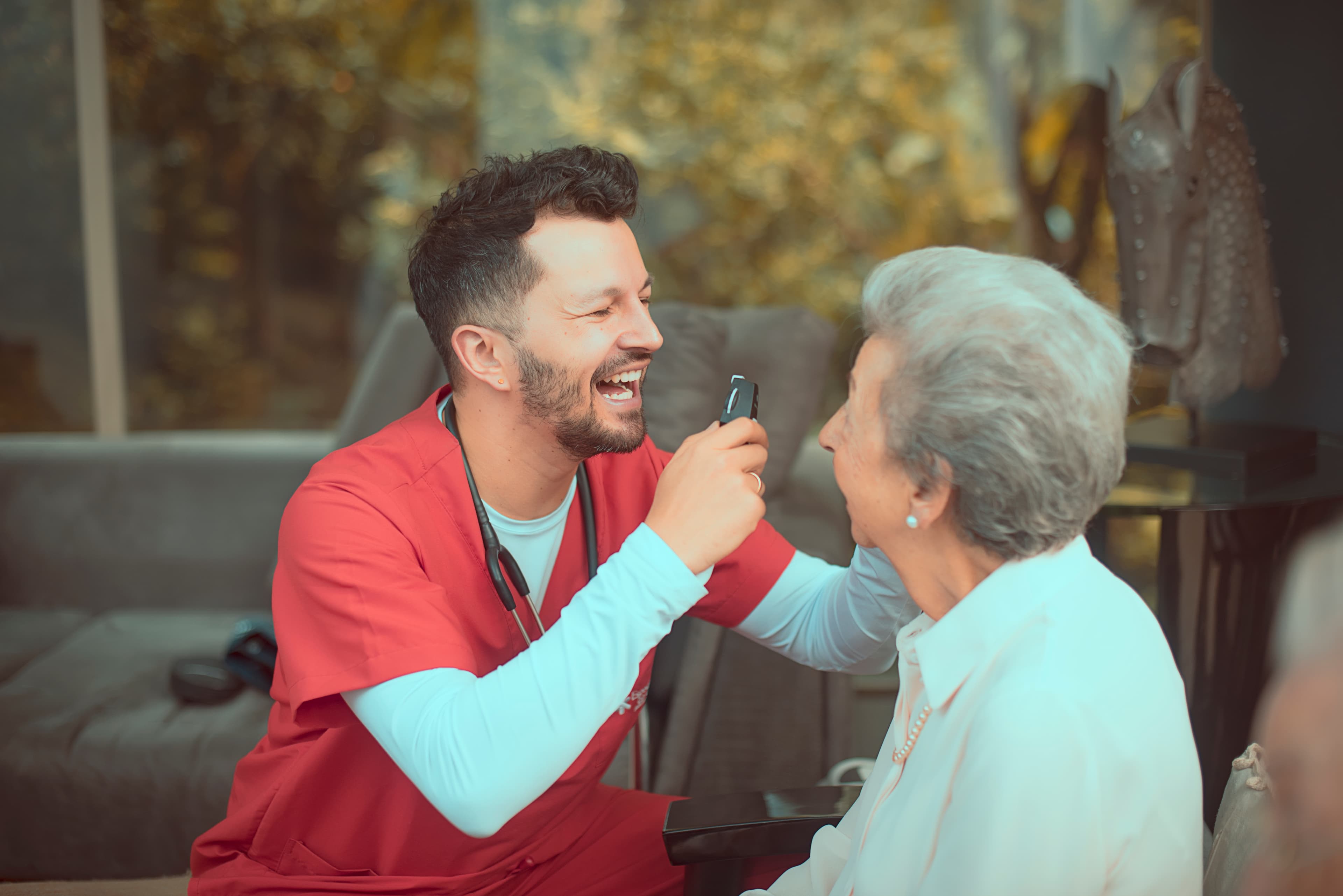 Profesional de salud realizando valoración auditiva en casa
